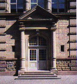 Haupteingang des Kollegiengebäudes am Ehrenhof.gif